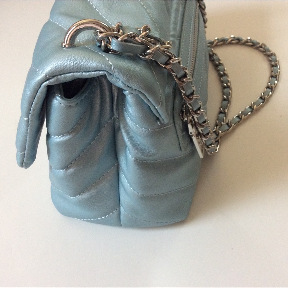 Badgley Mischka Quilted bag cross body chain quilted metallic blue faux leather - Picture 6 of 14